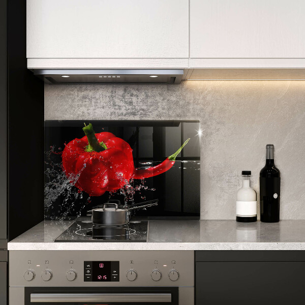 Skärbräda glas modern Röd paprika i vatten