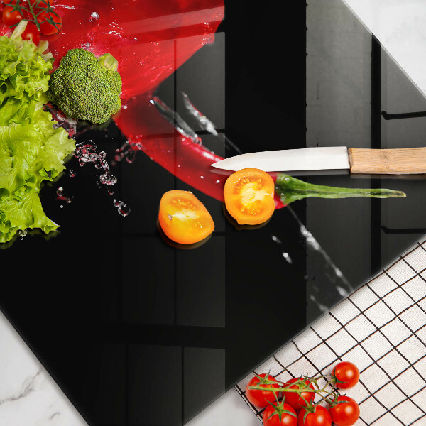 Skärbräda glas modern Röd paprika i vatten