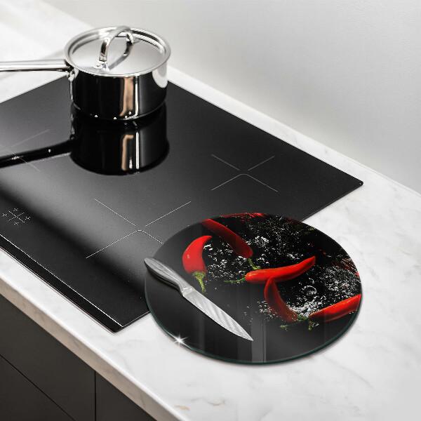 Skärbräda glas unik Chilipeppar i vatten