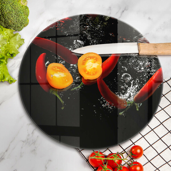 Skärbräda glas unik Chilipeppar i vatten