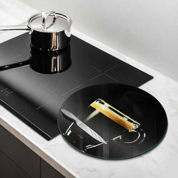 Skärbräda glas unik Ett glas svart kaffe