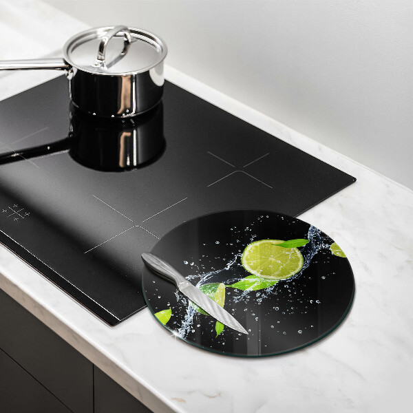 Skärbräda glas unik Saftiga limefrukter i vatten