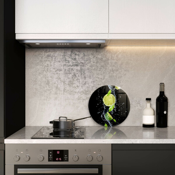 Skärbräda glas unik Saftiga limefrukter i vatten