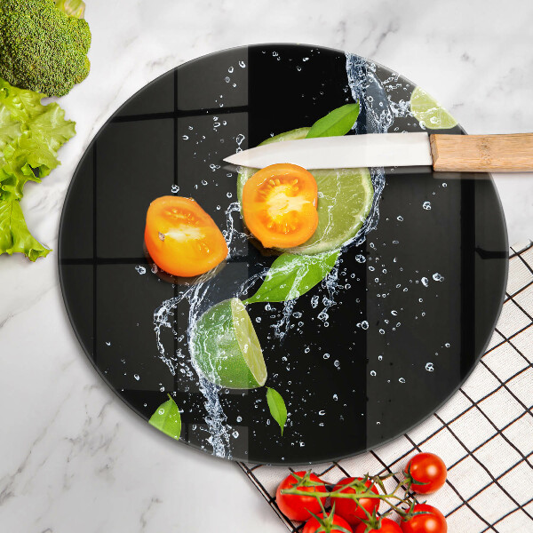 Skärbräda glas unik Saftiga limefrukter i vatten