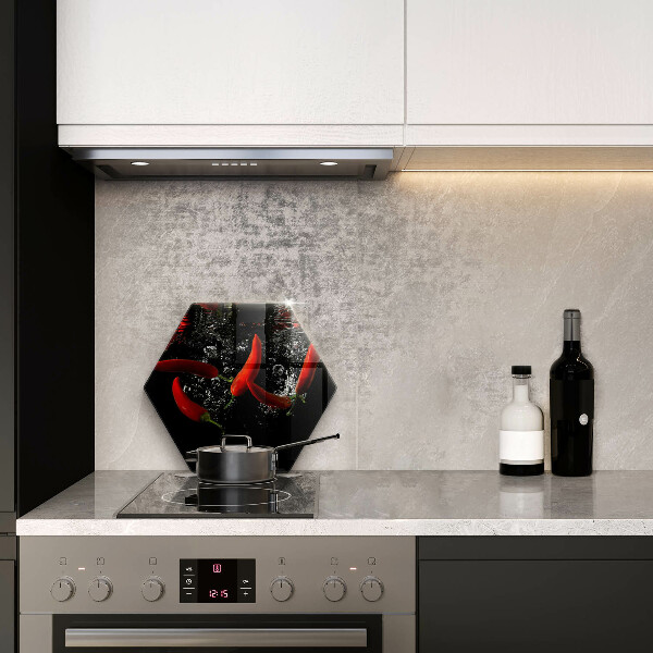 Skärbräda glas sexhörning Chilipeppar i vatten