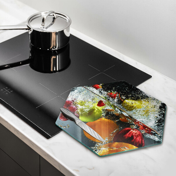 Skärbräda glas sexhörning Saftig frukt i vatten