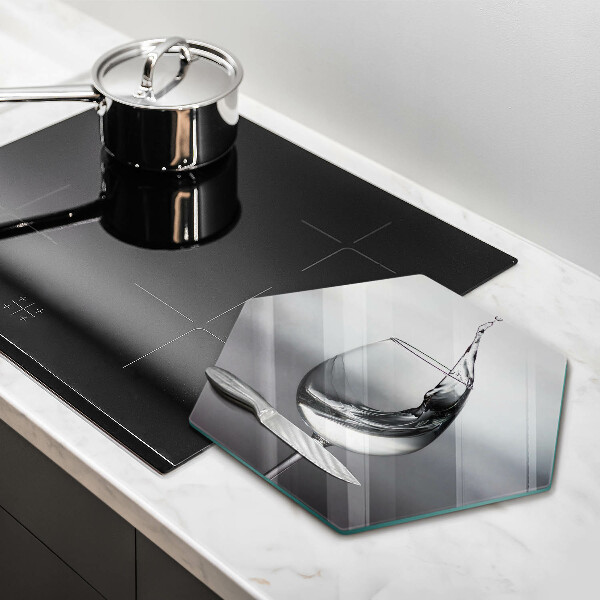 Skärbräda glas sexhörning Ett glas vatten