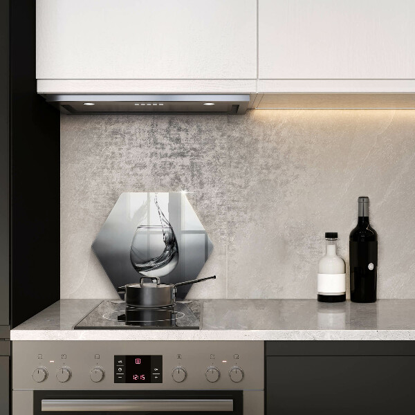 Skärbräda glas sexhörning Ett glas vatten