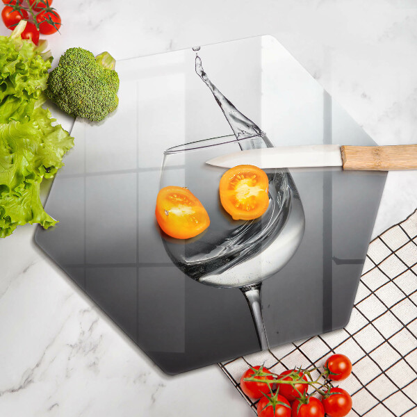 Skärbräda glas sexhörning Ett glas vatten