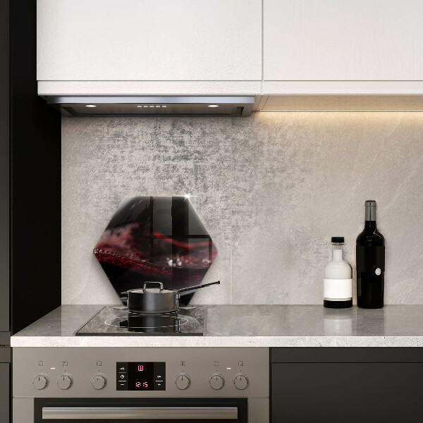 Skärbräda glas sexhörning Rött vin i ett glas