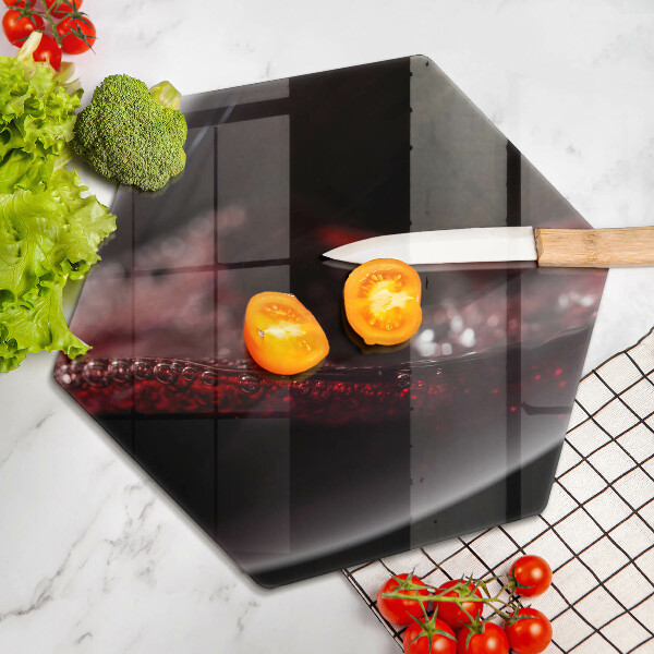 Skärbräda glas sexhörning Rött vin i ett glas