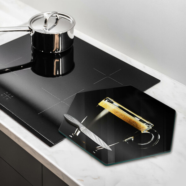 Skärbräda glas sexhörning Ett glas svart kaffe