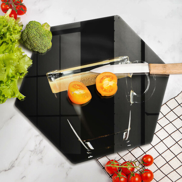 Skärbräda glas sexhörning Ett glas svart kaffe