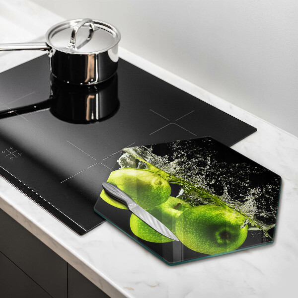 Skärbräda glas sexhörning Gröna äpplen och vatten