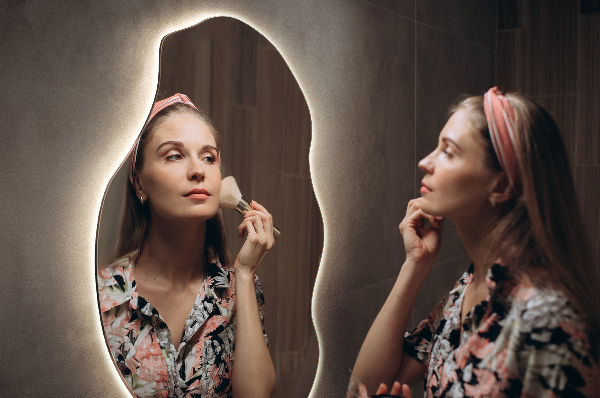 Spegel organisk form fläck med led belysning 50x100 cm