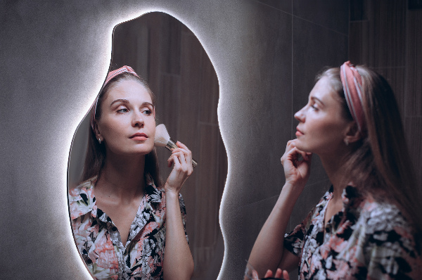 Spegel organisk form fläck med led belysning 50x100 cm