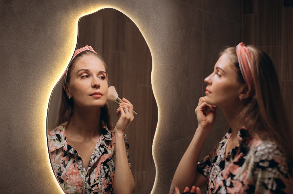 Spegel organisk form fläck med led belysning 50x100 cm