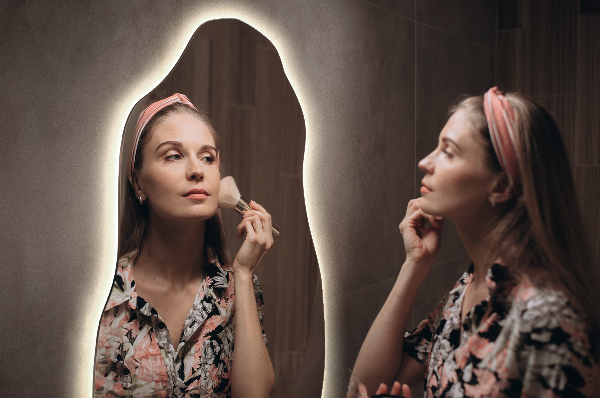 Asymmetrisk spegel fläck modern med led belysning 45x90 cm