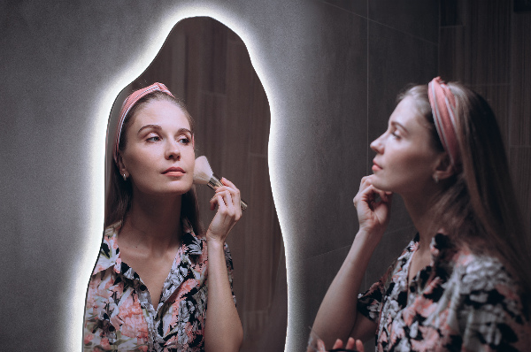 Asymmetrisk spegel fläck med led belysning 50x100 cm