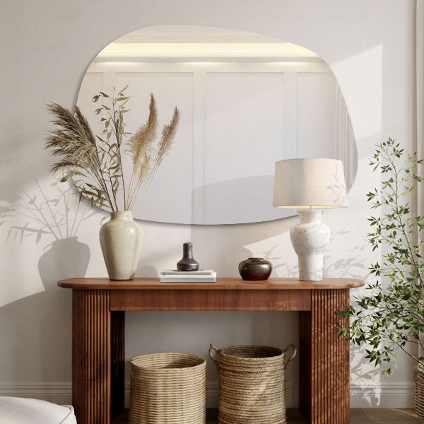 Oregelbunden spegel i form av en fläck 68x47 cm