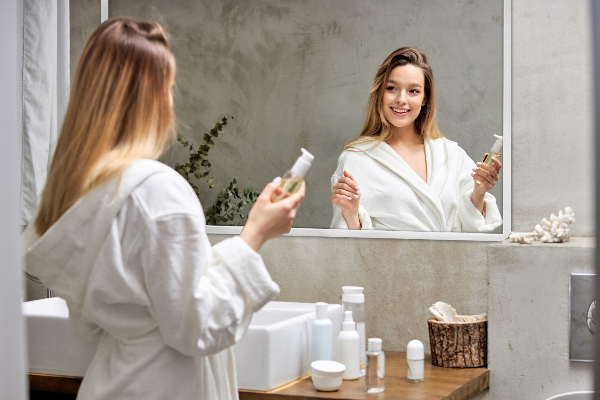 Rektangulär spegel i vit ramför badrum 80x60 cm