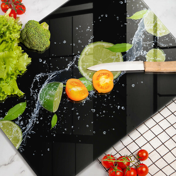 Spisskyddsplatta modern Saftiga limefrukter i vatten