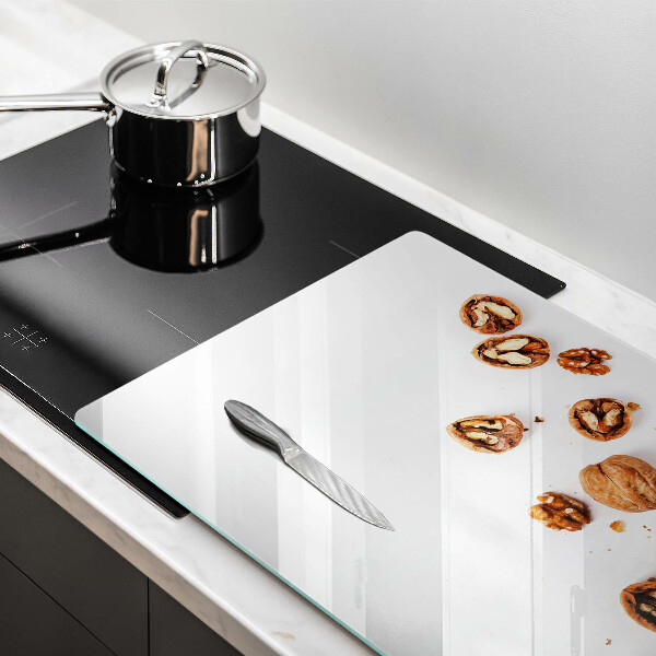 Spisskyddsplatta elegant Nötter på en vit bakgrund