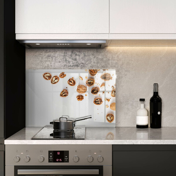 Spisskyddsplatta elegant Nötter på en vit bakgrund