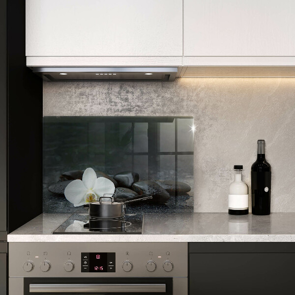 Spisskyddsplatta elegant Vit blomma Zen stenar