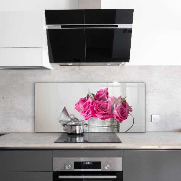 Stänkskydd kök Vattenkanna med en bukett rosor