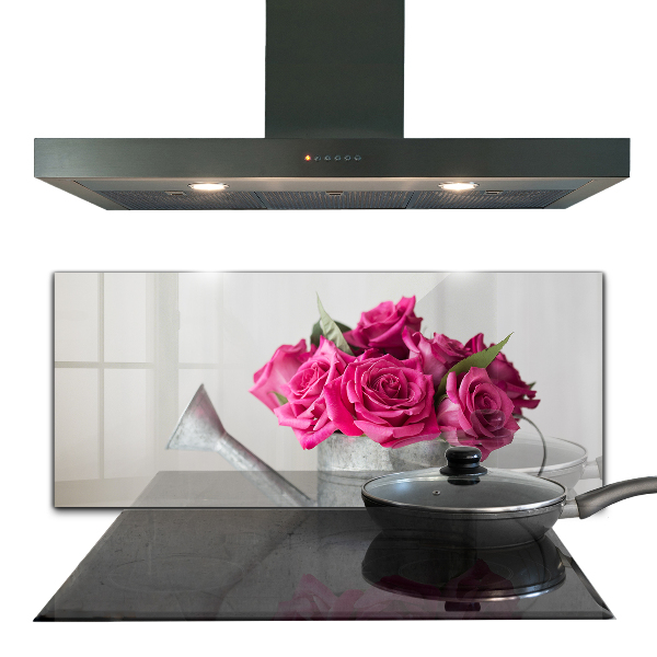 Stänkskydd kök Vattenkanna med en bukett rosor