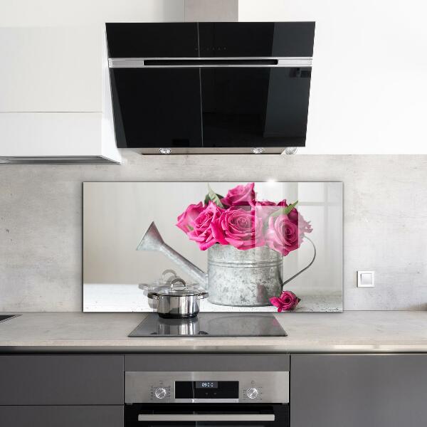 Stänkskydd kök Vattenkanna med en bukett rosor