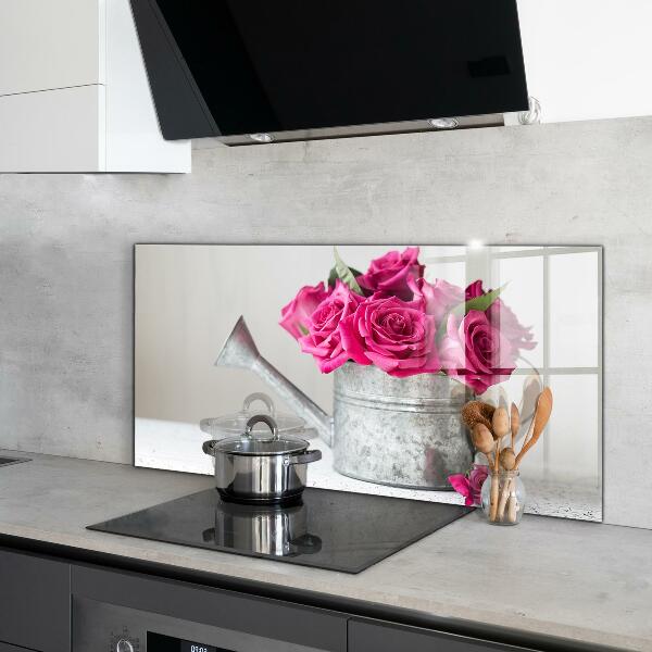 Stänkskydd kök Vattenkanna med en bukett rosor