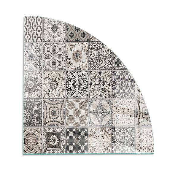 Fjärdedelscirkel glasskiva framför öppen spis Mönster av dekorativa kakelplattor