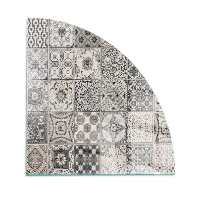 Fjärdedelscirkel glasskiva framför öppen spis Mönster av dekorativa kakelplattor