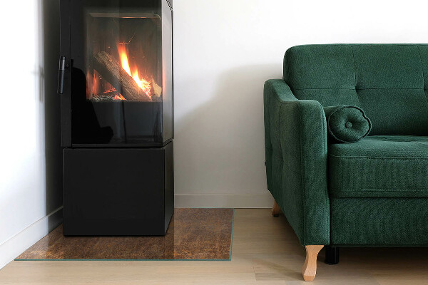 Kvadratisk glasskiva under braskamin Roststruktur på metall