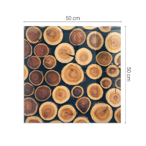 Kvadratisk glasskiva framför öppen spis Låda med sågat trä