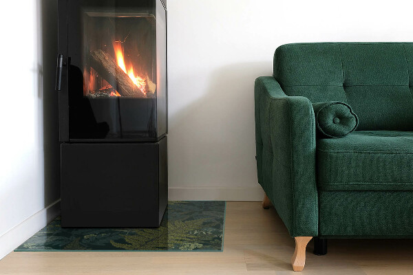 Kvadratisk glasskiva framför öppen spis Växtmotiv med fjärilar