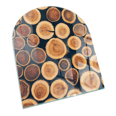 Halvoval glasskiva framför öppen spis Låda med sågat trä