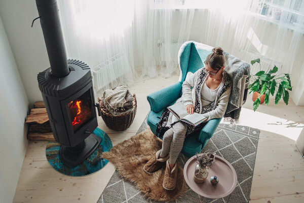 Runda glasskiva framför öppen spis Abstrakt organiskt mönster