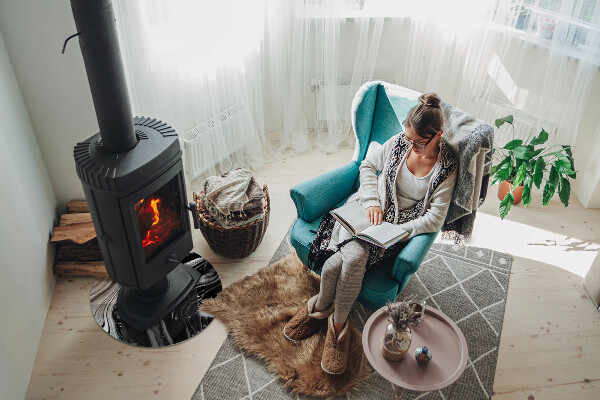 Runda glasskiva framför öppen spis Abstrakta vågor och linjer