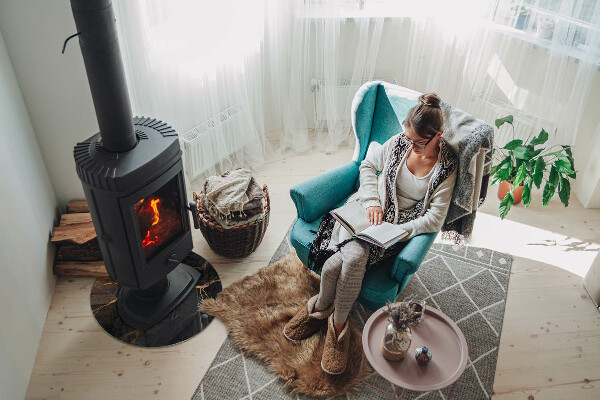 Runda glasskiva framför öppen spis Elegant marmor med ådringar