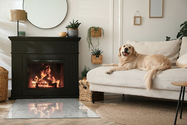 Rektangulär glasskiva framför öppen spis Marmormönster