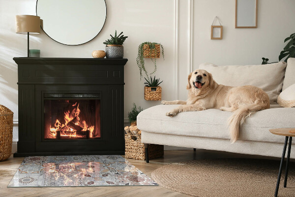 Rektangulär glasskiva framför öppen spis Mosaikmönster på kakel