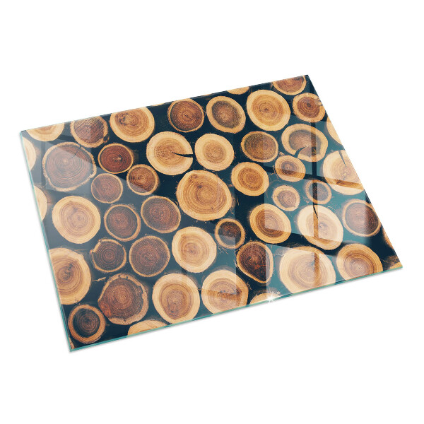 Rektangulär glasskiva framför öppen spis Låda med sågat trä