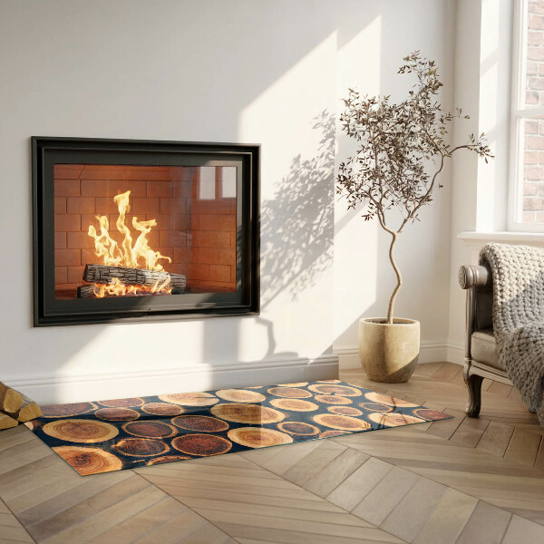 Rektangulär glasskiva framför öppen spis Låda med sågat trä