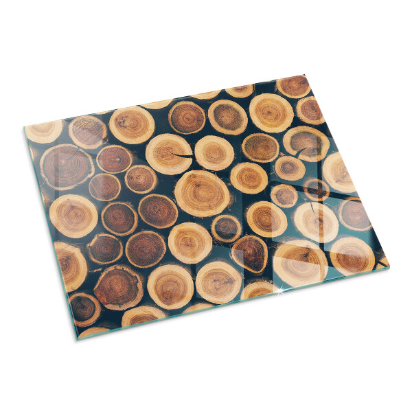 Rektangulär glasskiva framför öppen spis Låda med sågat trä