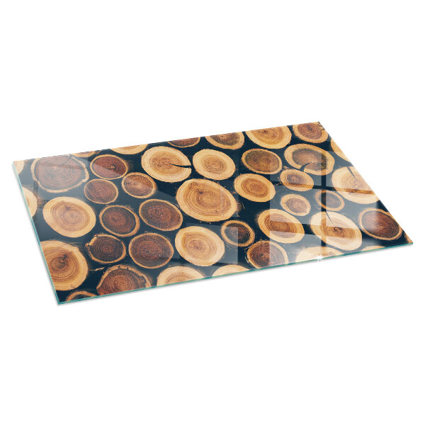 Rektangulär glasskiva framför öppen spis Låda med sågat trä