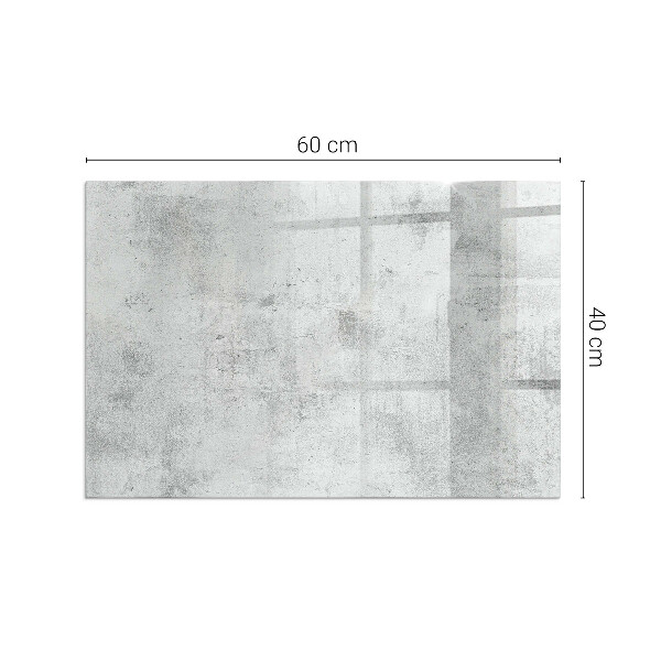 Rektangulär glasskiva framför öppen spis Rå betongstruktur