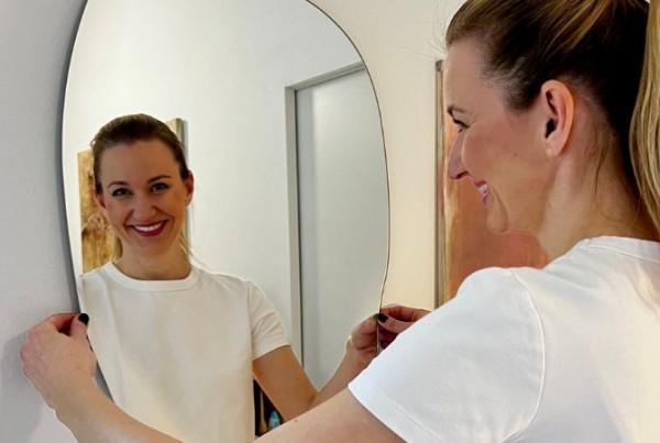 Hur hänger jag upp en spegel? Montering av en spegel på galgar